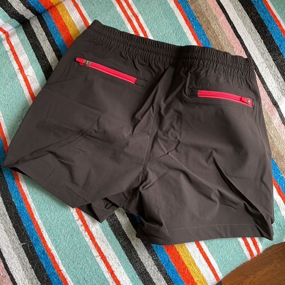 NWT Topo Global Short - Picture 5 of 8